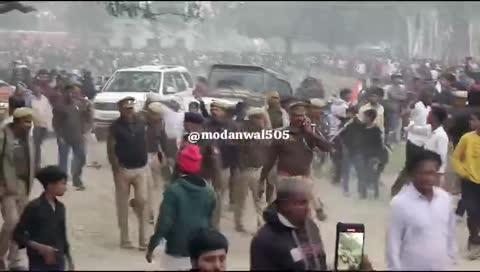 *कछवां। क्षेत्र के नरायनपुर गांव निवासी सेना के शहीद जवान चंद्र प्रकाश पटेल का पार्थिव शरीर उनके पैतृक गांव पहुंचने पर श्रद्धांजलि देने के लिए भारी संख्या में गांव एवं आसपास के लोग उमड़े। वहीं शहीद जवान का शव पहुंचते ही घर परिवार में कोहराम मच गया। राजकीय सम्मान के साथ उनके पार्थिव शरीर को अंतिम विदाई दी जा रही है। राजस्थान के सूरजगढ़ में 99 बटालियन में चंद्र प्रकाश तैनात थे। बटालियन में अभ्यास के दरमियान बारूद फटने से उनकी मौत हो गई थी।*