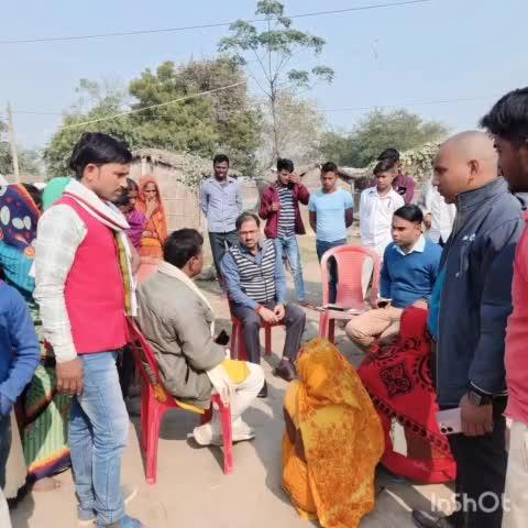 जिला पदाधिकारी, गोपालगंज श्री प्रशांत कुमार सी एच (भा०प्र०से०)  एवं श्रम संसाधन विभाग, बिहार सरकार के निर्देशानुसार मणिपुर राज्य में गोपालगंज जिला के मृत श्रमिकों स्व० लक्ष्मण कुमार, पिता-विरेन्द्र प्रसाद मुखिया एवं स्व० दशरथ कुमार, पिता-मोहन सहनी, ग्राम राजवाही,थाना-
जादोपुर के परिजनों से श्रम अधीक्षक, गोपालगंज श्री सुबोध कुमार एवं श्रम प्रवर्तन पदाधिकारी, गोपालगंज सदर श्री धर्मेंद्र कुमार सिंह द्वारा गोपालगंज स्थित उनके पैतृक निवास स्थल ग्राम-राजवाही  जाकर दिनांक-16.दिसंबर.2024 को मिलकर शोक संतप्त परिवारों को सांत्वना दिया गया।
परिजनों से मुलाकात कर सरकारी योजनाओं से यथाशीघ्र लाभान्वित करने का आश्वासन भी दिया गया।
उल्लेखनीय है कि दिवंगत श्रमिकों का अज्ञात हमलावरों द्वारा मणिपुर राज्य में ग्राम थाना-काकचिंग में 14 दिसंबर 2024 को हत्या कर दिया गया था।
पार्थिव शरीर का दाह संस्कार 16 दिसंबर 2024 को मणिपुर राज्य में ही उनके परिवारों द्वारा कर दिया गया। जिला पदाधिकारी के निर्देशानुसार जिला प्रशासन लगातार इस दुखद घटना पर नजर रखते हुए हर संभावित सहायता मृतकों के परिजनों को उपलब्ध कराने हेतु मणिपुर राज्य  के संबंधित पदाधिकारियों  के संपर्क में रहा।
श्रम अधीक्षक, गोपालगंज द्वारा बताया गया कि जिला पदाधिकारी, गोपालगंज के निर्देश के आलोक में मृतक मजदूर स्व० दशरथ कुमार की माता-श्रीमति राधा देवी एवं मृतक मजदूर स्व० लक्ष्मण कुमार की माता-श्रीमति लिलावती देवी को बिहार राज्य प्रवासी मजदूर दुर्घटना अनुदान योजना, 2008/2023 से संबंधित लाभ प्राप्त करने हेतु जानकारी दी गई। आवश्यक प्रपत्र भी उपलब्ध कराते हुए अनुरोध किया गया है कि योजना का लाभ प्राप्त करने हेतु वांछित सभी कागजातों को आर०टी०पी०एस० के माध्यम से यथाशीघ्र आवेदन कर दिया जाय ताकि उन्हें दुर्घटना अनुदान राशि यथाशीघ्र प्रदान की जा सके। ================================
## आई पीआरडी, गोपालगंज##
================================
Information & Public Relations Department, Government of Bihar
Labour Resources Department, Government of Bihar