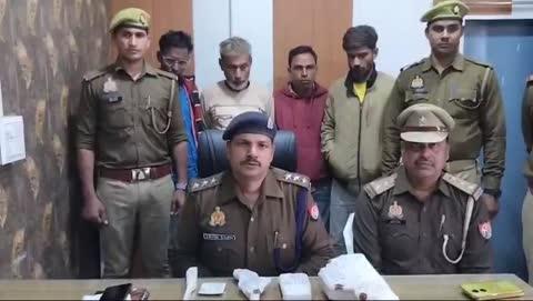 पुलिस टीम ने मुखबिर की सूचना पर टकपुरा नहरपुल के पास से चार अभियुक्तों- शारिक, आसू, अदनान और मोहम्मद शाहनवाज को गिरफ्तार किया। इनसे बरामद सामान में एक कटर मशीन, पेंचकस, प्लास, छेनी, लोहे की सब्बल, चार मोबाइल फोन, एक अवैध तमंचा, एक जिंदा कारतूस, एक चाकू और 1,200 रुपये नकद शामिल हैं। इसके अलावा, फर्जी नंबर प्लेट लगी हुण्डई i10 कार भी बरामद की गई, जिसे कागजात न उपलब्ध कराने पर धारा 207 मोटर वाहन अधिनियम के तहत सीज कर दिया गया। गिरफ्तार अभियुक्तों ने पूछताछ में बताया कि वे कानपुर और उसके आसपास के जिलों में चोरी की घटनाओं को अंजाम देते थे। पुलिस को उनके पास से चोरी में इस्तेमाल होने वाले उपकरण और हथियार मिले, जिनसे बड़ी घटनाओं को अंजाम दिया जाता था। गिरफ्तार अभियुक्तों की पहचान शारिक (49 वर्ष), निवासी चमनगंज, कानपुर नगर; आसू (30 वर्ष), निवासी मंगलपुर, कानपुर देहात; अदनान (24 वर्ष), निवासी चमनगंज, कानपुर नगर; और मोहम्मद शाहनवाज (31 वर्ष), निवासी चमनगंज, कानपुर नगर के रूप में हुई।
अभियुक्तों को पकड़ने में थाना प्रभारी निरीक्षक विनोद कुमार, उपनिरीक्षक राजानाती, हेड कांस्टेबल सतेन्द्र, कांस्टेबल रोहित कुमार, आलोक कुमार और सुधीर की अहम भूमिका रही। पुलिस ने बताया कि अभियुक्तों के आपराधिक इतिहास और उनके द्वारा अंजाम दी गई अन्य घटनाओं की भी जांच की जा रही है।