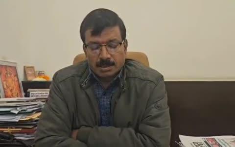 *MPCCI-UPDATE*
लोकसेवक नहीं अंग्रेजी शासक के रूप में कार्य कर रहे हैं निगमायुक्त : MPCCI
चेम्बर ने पत्र लिखकर निगम कमिश्नर के रवैये की मुख्यमंत्री से की शिकायत
ग्वालियर 18 दिसंबर,2024| आयुक्त नगर निगम ग्वालियर- श्री अमन वैष्णव का व्यवहार एवं बर्ताव व्यापार विरोधी है| ऐसा प्रतीत होता है कि निगमायुक्त लोकसेवक के रूप में नहीं बल्कि अंग्रेजी शासक के रूप में कार्य करना चाहते हैं| इस आशय का एक पत्र म.प्र. चेम्बर ऑफ कॉमर्स एण्ड इण्डस्ट्री द्बारा प्रदेश के माननीय मुख्यमंत्री डॉ. मोहन यादव को लिखकर निगमायुक्त को ग्वालियर से तत्काल हटाए जाने की मांग की है|
अध्यक्ष-डॉ. प्रवीण अग्रवाल, संयुक्त अध्यक्ष-हेमंत गुप्ता, उपाध्यक्ष-डॉ. राकेश अग्रवाल, मानसेवी सचिव-दीपक अग्रवाल, मानसेवी संयुक्त सचिव-पवन कुमार अग्रवाल एवं कोषाध्यक्ष-संदीपनारायण अग्रवाल ने प्रेस को जारी विज्ञप्ति में बताया है कि गारबेज शुल्क, ट्रेड लायसेंस एवं ट्रांसपोर्ट नगर की जर्जर एवं बदहाल सड़कों को लेकर विगत दिवस आयुक्त नगर निगम ग्वालियर को व्यापारी ज्ञापन देने गये थे| वहां कोई अधिकारी नहीं मिला, व्यापारियों से मुख्यालय-बाल भवन और बालभवन से मुख्यालय तक चक्कर लगवाये गये और एक घंटे बाद भी निगम कमिश्नर  द्बारा स्वयं न आकर एडिशनल कमिश्नर को भेजा| यदि वह पहले ही उन्हें भेज देते तो व्यापारी, अधिकारियों की व्यस्तता को समझते हुए अपने आपको अपमानित महसूस नहीं करते| एक घंटे बाद खुद न आकर एडिशनल कमिश्नर को ज्ञापन लेने भेजना और व्यापारियों को चक्कर कटवाना| यह न केवल चेम्बर ऑफ कॉमर्स का अपितु पूरे ग्वालियर के व्यवसाय एवं उद्योग जगत का अपमान महसूस हो रहा है| 
पदाधिकारियों ने पत्र में उल्लेख किया है कि निगमायुक्त के इस बर्ताव के कारण व्यापारियों में बहुत रोष है क्योंकि 119 वर्ष पुरानी संस्था को ज्ञापन देने में कभी इतनी मशक्कत एवं ऐसे बर्ताव का सामना नहीं करना पड़ा| ऐसा पहली बार हुआ है| जब से निगमायुक्त ग्वालियर में पदस्थ हुए हैं, इनका व्यवहार व्यापार विरोधी रहा है| ऐसे कई उदाहरण इन्होंने ग्वालियर में अपने कार्यकाल में स्थापित कर दिये हैं| इनके व्यवहार एवं बर्ताव से ऐसा महसूस होता है कि यह लोकसेवक के रूप में नहीं बल्कि अंग्रेजी शासक के रूप में कार्य करना चाहते हैं|
MPCCI ने पत्र के माध्यम से मांग की है कि आयुक्त नगर निगम ग्वालियर श्री अमन वैष्णव को तुरंत ग्वालियर से हटाया जाए,  न केवल ग्वालियर से हटाया जाए बल्कि यह पब्लिक डीलिंग में न रहें, यह ध्यान दिया जाए क्योंकि इनका बर्ताव पब्लिक डीलिंग जैसा नहीं है| 
*TEAM CHAMBER*
(2023-2026)