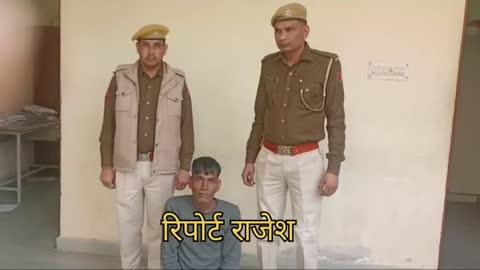 ब्रेकिंग न्यूज़ सीकर
5 किलो  गांजे के साथ तस्कर को पुलिस ने किया गिरफ्तार
पूर्व में तीन प्रकरण दर्ज होकर कोर्ट से सजायापता है अपराधी
मुखबिर की सूचना पर नानी गांव में सदर थाना पुलिस और डीएसटी टीम ने गांजे के साथ आरोपी को किया गिरफ्तार
डोलियों का बास सीकर निवासी रतन लाल प्लास्टिक के थैले में गांजा लेकर सप्लाई करने को था तैयार
सदर थाना पुलिस ने आरोपी को गिरफ्तार कर न्यायालय में किया पेश और लिया पुलिस रिमांड 
सीकर सदर थाना अधिकारी इंद्राज मरोडिया ने दी जानकारी