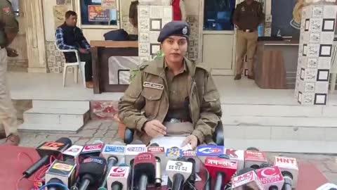 कानपुर - ACP बाबूपुरवा अंजली विश्वकर्मा ने प्रेस वार्ता कर दी जानकारी।
कानपुर डीसीपी साउथ टीम को मिली बड़ी सफलता।
गोविंदनगर में चोरी की 10 बाइकों समेत शातिर चोर अरेस्ट।
कानपुर समेत बाँदा, हमीरपुर और मौदहा से चोरी की बाइकें बरामद।
शातिर चोर चोरी के बाद बाइकें बेच देता था।
पुलिस ने आरोपी चोर को अरेस्ट कर जेल भेजा।
रिपोर्ट - किशोर मोहन गुप्ता