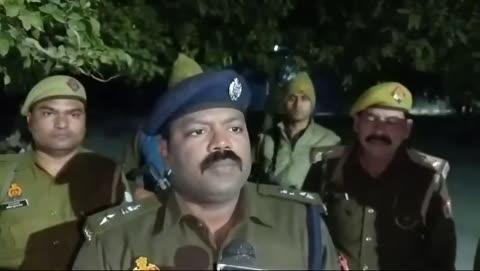 बाईट - बीबीजीटीएस मूर्ति ( पुलिस अधीक्षक कानपुर देहात )
कानपुर देहात ब्रेकिंग न्यूज 
पुलिस ने 7 घंटे में लूट की घटना का किया खुलासा, 
रसूलाबाद क्षेत्र के नागवाहा गांव के पास पुलिस ने तीन बदमाशों के साथ मुड़भेड़ कर किया गिरफ्तार,
बदमाशों के कब्जे से अवैध तमंचा सहित लूट में प्रयुक्त कार बरामद,
बदमाशों से बरामद हुए लूट के 65000 रुपए,
पुलिस मुठभेड़ में तीन बदमाश घायल, रसूलाबाद सीएससी में कराया गया भर्ती,
गजनेर के पडरौली गांव के नफीस पुत्र मुनार अली,
घाटमपुर कछवाइनपुरवा के दीपक पुत्र दिनेश सिंह उसका साथी पुलिस मुठभेड़ में हुए घायल,
एक अन्य बदमाशों को पकड़ने के लिए पुलिस की कांबिग लगातार जारी।
रिपोर्ट - किशोर मोहन गुप्ता