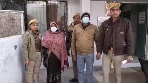 औरैया के एरवाकटरा क्षेत्र के दोबा मेला से पुलिस ने आगरा व फिरोजाबाद के महिला पुरुष चोरों को किया गिरफ्तार
बिधूना,औरैया।  थाना एरवाकटरा क्षेत्र के दुर्वासा ऋषि की तपोभूमि पर एक माह तक लगने बाले ऐतिहासिक मेले से फिरोजाबाद और आगरा के 2 महिला पुरुष चोरों को पुलिस ने नकदी मोबाइल सहित गिरफ्तार करने में बड़ी सफलता हासिल की है।
आपको बतादें पुलिस अधीक्षक अभिजीत आर. शंकर एवं अपर पुलिस अधीक्षक आलोक मिश्रा के निर्देशन और सीओ बिधूना भरत पासवान के पर्यवेक्षण में अपराधियों के विरुद्ध चलाए जा रहे अभियान के तहत थानाध्यक्ष एरवाकटरा जीतमल सिंह के नेतृत्व में चलाये जा रहे अभियान के तहत पुलिस को बड़ी सफलता हांथ लगी।
खबर के मुताबिक
मुखबिर की सूचना पर विगत दिवस 15 दिसम्बर 24 को चोरी की घटना में शामिल आरोपी थाना क्षेत्र के दोवा मेला से अनिल उर्फ पप्पू, निवासी रामबाग, आगरा और महिला अभियुक्ता रजिया, निवासी फिरोजाबाद को गिरफ्तार किया है।
इनके पास से पुलिस ने 3410 रुपये नगदी और दो मोबाइल फोन बरामद किए है।
आपको बतादें यह सफलता थानाध्यक्ष जीतमल सिंह तथा उनकी टीम उपनिरीक्षक हरिकेश कुमार, हेड कांस्टेबल विनोद कुमार, कांस्टेबल आलोक शुक्ला, कृष्णचन्द्र शुक्ला, संजय, महिला हेड कांस्टेबल आद्वित्या कुमारी और महिला कांस्टेबल मनीषा को मिली है।