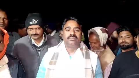 *दो दिवसीय फुटबॉल टूर्नामेंट का फ़ाइनल मुकाबला में विधायक मनोज यादव किया फीता काट कर उद्घाटन*  
चांदन प्रखंड क्षेत्र के उत्तरी बारने पंचायत अंतर्गत मोदी कुरा खेल मैदान में खेले गए तिलका मांझी युवा स्पोर्टिंग क्लब कि ओर से  दो दिवसीय फुटबॉल टूर्नामेंट फ़ाइनल मुकाबला आस्था फुटबॉल टीम ने जग्गू डीह टीम को वन जीरो से पराजित कर प्रथम विजेता पुरुस्कार ₹20000  का प्राप्त किया। दो दिवसीय फुटबॉल टूर्नामेंट का फ़ाइनल मुकाबला में बेलहर विधायक मनोज यादव सहित दर्जनों गणमान्य अतिथियों ने संयुक्त रूप से विधिवत फीता काट कर शुभारंभ किया। इस अवसर पर खिलाड़ियों को हौसला बढ़ाने के लिए कतार वद्ध खिलाड़ियों से हाथ मिलाकर परिचय लिया। और बेहतर प्रदर्शन करने का शुभकामना दिए। फाइनल मुकाबला के अंत तक विधायक मनोज यादव कमेंट्री बॉक्स में डटे रहे और खिलाड़ियों को उत्साह बढ़ाया। तत्पश्चात विधायक ने विजेता टीम को ₹20001, और उप विजेता टीम को ₹15001,तीसरा पुरस्कार ₹7001, चतुर्थ ₹7001 का नगद पुरस्कार देकर सम्मानित किया। इस अवसर पर खिलाड़ियों ने विधायक मनोज यादव को फुल माला पहनाकर गर्मजोशी से स्वागत किया।
मौके पर मुख्य अतिथि के रूप में बेलहर विधायक मनोज यादव सहित उतरी बारने पंचायत के सरपंच हरीश ठाकुर, जदयू प्रखंड उपाध्यक्ष चांदन तारनी यादव, जदयू पंचायत अध्यक्ष शशि कांत सोरेन, आदिवासी बहुल के ग्राम प्रधान छोटे लाल मुर्मू,सतन यादव,कयूम अंसारी,
एवं  खेल मैदान के चारों ओर आदिवासी बहुल समाज के दर्शक दीर्घा महिला पुरुष सहित खेल प्रेमी मौजूद थे।