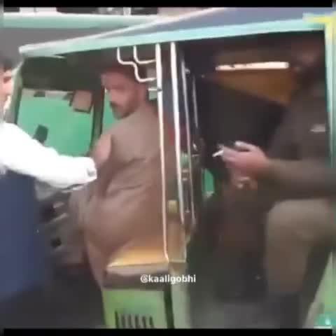 पाकिस्तानी पुलिस वाला चरस के साथ पकड़ाया ❓❔ रिपोर्टर और पुलिस में घमासान 😅😂👇