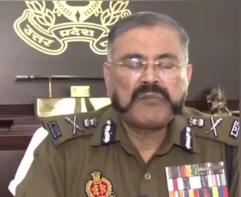 लखनऊ
यूपी के DGP प्रशांत कुमार का बयान!!
फेक न्यूज़ बताइए अपराध को रोकने के लिए एक नया अभियान!!
हम लोग डिजिटल वॉरियर के रूप में लोगों को पंजीकरण करवाएँगे!!
2018 से ही हम लोगों ने डिजिटल वॉलिंटियर बनाए थे!!
सोशल मीडिया को व्हाट्सएप के अलावा अन्य भी प्लेटफार्म है जहां पर हमारी पहुंच नहीं है!!
वहां पर पुलिस की पहुंच मजबूत की जाएगी!!
स्कूल कॉलेज में साइबर क्लब बनाने पर काम किया जाएगा!!
स्कूल कॉलेज में साइबर वर्कशॉप कराई जाएगी!!
जिससे युवाओं के नए-नए विचारों को हम जान सके!!
महाकुंभ के आयोजन को देखते हुए व्यवस्थाएं की जा रही है!!
जिससे विश्व से आने वाले लोगों की समस्याएं कम की जा सके!!
हम अपनी पहुच सोशल मीडिया के अलग-अलग प्लेटफॉर्मों पर बना रहे!!
जल्द ही इस संबंध में युद्ध स्तर पर कार्रवाई अमल में लाई जाएगी!!