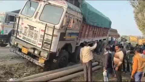 हमीरपुर:पैदल जा रही महिला को तेज रफ़्तार ट्रक ने रौंदा, महिला की हुई मौत,ट्रक चालक ट्रक छोड़कर मौके से हुआ फरार...
हमीरपुर जिले में शनिवार के दिन नेशनल हाइवे 34 पर एक दर्दनाक हादसा हो गया।जहाँ पर तेज रफ़्तार ट्रक ने पैदल जा रही महिला को रौंद दिया।इस हादसे में महिला ट्रक के पहिए के नीचे दब गयी ।जिससे महिला की मौके पर ही मौत हो गई ।हादसा करने के बाद ट्रक चालक ट्रक छोड़कर मौके से फरार हो गया।वहीं सूचना पर पहुंची पुलिस ने शव को कब्जे में लेकर पोस्टमार्टम के लिए भेज दिया है और घटना की जाँच पड़ताल में जुट गयी है।
यह हादसा भरुआ- सुमेरपुर थाना क्षेत्र के फैक्ट्री एरिया के पास नेशनल हाइवे 34 पर हुआ है ।जहाँ पर इमलिया की रहने वाली राज रानी 45 वर्षीय सड़क किनारे जा रही थी ।जिसे तेज रफ़्तार ट्रक ने महिला को टक्कर मार दी जिससे महिला ट्रक के पीछे वाले पहिए के नीचे दब गयी ।जिसकी मौके पर ही मौत हो गयी।वहीं सूचना पर पहुंची पुलिस ने शव को कब्जे में लेकर पोस्टमार्टम के लिए भेज दिया है । पुलिस घटना की जाँच पड़ताल में जुट गयी है। हादसा करने के बाद ट्रक चालक ट्रक छोड़कर मौके से फरार हो गया है।