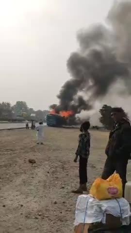 बॉम्बे से इंदौर आ रही हंस ट्रेवल की यात्री बस में सेंधवा के पास बालसमद
गाँव में शॉर्ट शर्किट से आग लगी। पूरी बस जलकर खाक हो गई किसी भी प्रकार की कोई जनहानि नहीं हुई है सभी यात्री सुरक्षित घटना आज 22 दिसंबर 2024 की सुबह करीब 9:30 बजे की
#shiv_singh_rajput_dahiya_news_update #MadhyaPradeshNews #videoreelviral #viralvodeo #indorecity  #business