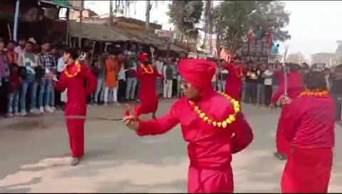 संदलपुर क्षेत्र के सावित्री वाटिका कौरु में शिव शक्ति अखाड़ा के प्रमुख प्रचारक मधुराम शरण शिवा के नेतृव में अस्त्रों के साथ विशाल पदयात्रा निकाली गई । जिसमे उन्होंने युवाओं को धर्म रक्षा हेतु शस्त्र और शास्त्र का  का उपयोग करने के लिए आवाह्न किया । पदयात्रा में भारी संख्या में अखाड़े के संतों सहित हिंदू समाज के युवाओं ने हिस्सा लिया  । शिव शक्ति अखाड़ा प्रमुख मधुराम शरण शिवा के नेतृत्व में संदलपुर क्षेत्र के सावित्री वाटिका से करीब 1 बजे अस्त्र यात्रा अखाड़े के प्रमुख साधु संतों सहित सैकड़ों की संख्या में युवाओं के साथ पूरे संदलपुर कस्बे होते हुए ब्लॉक के सभागार कक्ष में बैठक का आयोजन किया गया । जिसमे शिव शक्ति अखाड़ा के प्रमुख  ने सभी को संबोधित करते हुए कहा कि हमे जात पात की भावना को मिटाकर सभी हिंदुओ को एक जुट होना चाहिए । उन्होंने कहा कि 18 से 30 साल तक के युवाओं को शस्त्र और शास्त्र का उपयोग कर धर्म की रक्षा हेतु एक जुट होना चाहिए । साथ ही देश को हिन्दू राष्ट्र बनाना होगा । जिसके लिए सभी नवयुवाओं को एक जुट होना पड़ेगा । पद यात्रा सावित्री वाटिका से प्रारंभ  होकर संदलपुर में बैठक के साथ समापन किया गया ।पदयात्रा में कई साधु संत व युवाओं ने अपने हाथों में तलवार, फरसा ,गदा, भाला , लाठी आदि अस्त्रों का प्रदर्शन किया । साथ कुछ युवाओं ने अस्त्र चलाने का भी अभ्यास किया । प्रेस वार्ता में शिव शक्ति अखाड़ा प्रमुख मधुराम शरण शिवा ने बताया कि 22 अक्टूबर को 30 नौजवानों ने सन्यास लिया है जिसमे 18 से 30 साल का नौजवान शामिल है । हिन्दू समाज को समरत बनायेगे और सार्थक बनायेगे । जिले के सभी ब्लॉक क्षेत्रो में जाकर हम यात्रा निकलते है जिसमे संत और युवा अस्त्र लेकर निकलते है । निम्न जाति के लोगो के घरों से हम भोजन को मंगा कर खाते है यह पदयात्रा 200 ब्लाकों और 6000 गाँवो में टारगेट से आगे बढ़ती रहेगी ।