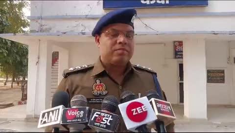 मैनपुरी जिले के अलग-अलग थाना क्षेत्र से पुलिस ने वारंटी सहित 54 अभियुक्तों को किया गिरफ्तार, सीओ सिटी ने प्रेस वार्ता कर दी जानकारी 
एसपी के निर्देश पर वांछित वारंटियों की गिरफ्तारी के लिए चलाए जा रहे हैं अभियान के क्रम में पुलिस ने अलग-अलग थाना क्षेत्र से वारंटी सहित 54 अभियुक्तों को गिरफ्तार किया है। वहीं रविवार की शाम 4:00 बजे सीओ सिटी संतोष कुमार सिंह ने जानकारी देते हुए बताया की 21 दिसंबर की रात्रि में अलग-अलग थाना क्षेत्र से वारंटी सहित 54 अभियुक्तों को गिरफ्तार किया है। लगातार वारंटी अभियुक्तों की गिरफ्तारी का अभियान जारी रहेगा किसी भी दशा में कोई भी अपराधी बक्सा नहीं जाएगा।