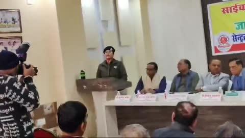 वरीय पुलिस अधीक्षक गया के निर्देशानुसार पुलिस उपाधीक्षक साइबर थाना एवम साइबर थाना के पदाधिकारी/कर्मियों के द्वारा सेंट्रल चैंबर ऑफ कॉमर्स के सभागार में एक महत्वपूर्ण सेमिनार का आयोजन किया गया।