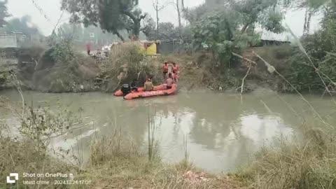 लापता छात्र की एस डी आर एफ टीम व गोताखोर कर रहे तलाश 
लेटेस्ट क्राइम 
संवाददाता -विशाल गुप्ता 
बाराबंकी रविवार को सागर इंस्टीट्यूट मे परीक्षा देने आये छात्र का दूसरे दिन भी पता नही चला एसडीआरएफ टीम ने दूसरे दिन भी नहर में तलाशी अभियान जारी रखा। वहीं पुलिस ने नहर में जाल भी लगवाया है। इस बीच परिजनों का रोते-बिलखते बुरा हाल है। 
बताते चले कि जहागीराबाद थाना क्षेत्र के ग्राम लालापुर मजरे पिपरौली निवासी सुशील कुमार तिवारी का 22 वर्षीय पुत्र शिवम तिवारी रविवार की सुबह सागर इंस्टीट्यूट मे बीएमसी प्रथम समेस्टर की परीक्षा देने के लिए निकला था जो घर वापस नही लौटा  किसी अनहोनी घटना से चिंतित परिजनों ने रविवार को ही थाना मसौली मे गुमशुदगी की तहरीर दी थी सोमवार की सुबह मसौली पुलिस एव ग्रामीणों ने काफी तलाश की परन्तु पता नही चल सका।
मंगलवार को क्षेत्राधिकारी रामनगर शौरभ श्रीवास्तव प्रभारी निरीक्षक की निगरानी मे  एसडीआरएफ टीम में शामिल जवानों ने मोटर बोट के जरिए सर्च ऑपरेशन चलाया लेकिन शाम तक भी कोई नतीजा नहीं निकल सका। इस बाबत प्रभारी निरीक्षक यसकान्त सिंह का कहना है कि शिवम की तलाशी को लेकर नहर में दिनभर अभियान चलाया गया। फिलहाल पानी के तेज बहाव के चलते कोई सफलता नहीं मिली है, तलाश जारी है। फिलहाल मामला संदिग्ध बना हुआ है छात्र की तलाश मे पुलिस हर पहलू पर जाँच कर रही है।