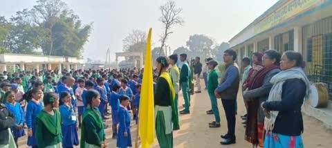 लंबे संघर्ष के बाद डिप्टी कलेक्टर बने माड़वारी साहु पुनः एक शिक्षक बन बच्चों को पढ़ाया,