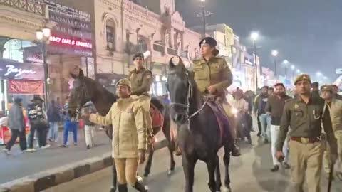 लखनऊ DCP रवीना त्यागी ने केडी सिंह बाबू स्टेडियम से हजरतगंज चौराहे तक भीड़भाड़ वाले इलाकों में घुड़सवारी के माध्यम से गश्त की।