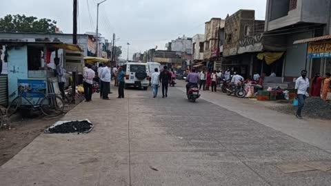 परतूर शहरातील रस्त्यावरील हातगाडे विरोधात,
पोलीस ॲक्शन मोड वर
परतूर - सोमवारी तहसील कार्यालयात आमदार बबनराव लोणीकर यांनी घेतलेल्या आढावा बैठकीत शहरातील मुख्य रस्त्यावरील हातगाड्या, किरकोळ वस्तू विकणारे चां प्रश्न उपस्थित झाला होता. ५० फुटाचा रस्ता वाहतुकीला २० ते २२ फूट शिल्लक राहत असल्याने वाहतुकीचा प्रश्न निर्माण झाला होता. यानंतर गुरुवार पासून पोलीस ॲक्शन मोड आलेले पाहायला मिळाले. काहींना रस्त्यावर हातगाडे लावल्याने ५ हजार रुपये दंडाच्या पावत्या दिल्याने रस्त्यावरचे अनेक हातगाडे गायब झाले.रस्त्यावर गाडे उभे करू नये असे आवाहन पोलिसांनी केले असून आणखी कडक अंमलबजावणी केली जाईल असे पोलीस निरीक्षक सुरोसे यांनी सांगितल्याने रस्त्यावर अतिक्रमण करणाऱ्यांचे धाबे दणाणले आहे.
शहराच्या मुख्य रस्त्यावर दुतर्फा अनेक हातगाडे व किरकोळ विक्रेते यामुळे वाहतुकीचा मोठा अडथळा येत होता.आता पोलिसांनी या विरोधात धडक कारवाई सुरू केल्याने मुख्य रस्त्याने मोकळा श्वास घेतला आहे. सामान्य जनतेतून पोलिसांच्या कारवाईचे स्वागत केले जात आहे.