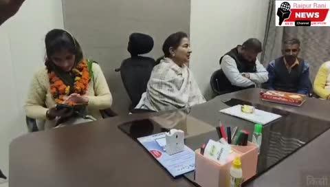 मोरनी की ब्लॉक समिति चेयरमैन चुनी गई सोनिया केशव को विधायक शक्ति रानी शर्मा ने दी बधाई
बैठक के दौरान ब्लॉक समिति के 7 वार्डों के सदस्यों का समर्थन मिलने के बाद सोनिया केशव को चेयरमैन व पूनम कुमारी को वाइस चेयरमैन चुना
मोरनी (टिंकू हरयोली):- हल्का कालका विधानसभा के मोरनी के खंड कार्यालय में विधायक शक्ति रानी शर्मा की अध्यक्षता में ब्लॉक समिति सदस्यों की एक बैठक का आयोजन किया गया । इस दौरान ब्लॉक समिति वार्ड नंबर 4 की सदस्य सोनिया केशव को चेयरमैन व वार्ड नंबर 7 से ब्लॉक समिति सदस्य पूनम कुमारी को वाइस चेयरमैन चुना गया है ।  बैठक में शक्ति रानी शर्मा के साथ जिला अध्यक्ष दीपक शर्मा, जिला प्रभारी प्रमोद कौशिक सहित ब्लॉक समिति के अन्य सदस्य मौजूद रहे।  वहीं वार्ड नंबर 4 ब्लॉक समिति सदस्य सोनिया धर्मपत्नी प्रदीप सिंह वासी  को 7 ब्लॉक समिति सदस्यों में कमल सिंह, कुसुम, सतपाल , बलदेव, पूनम, प्रताप सिंह का समर्थन मिलने के बाद वह अध्यक्ष चुनी गई।विधायक शक्ति रानी शर्मा ने नवनियुक्त चेयरमैन व वाइस चेयरमैन को हार्दिक बधाई दी और कहा कि हमें पूर्ण रूप से विश्वास है की ब्लॉक समिति अध्यक्ष निष्पक्षता से ब्लॉक के सभी वार्डों में विकास कार्य करवाएंगे । इस मौके पर शक्ति रानी शर्मा ने कहा कि मोरनी ब्लॉक में विकास कार्य करवाने के लिए हम सभी को मिलजुल कर कार्य करना है और 
हर ब्लॉक में बढ़-चढ़कर कार्य करवाए जाएंगे। इसके साथ ही उन्होंने उपस्थित ब्लॉक समिति सदस्यों से कहा की जो भी यहां की समस्याएं हैं उसे मेरे संज्ञान में लाया जाए उन समस्याओं को विधानसभा में प्रमुखता से उठाकर उनका हल करवाया जाएगा । शक्ति रानी शर्मा ने कहा कि मोरनी क्षेत्र के विकास कार्य में हम कोई कसर नहीं छोड़ेंगे और उसके लिए हम सभी मिलजुल कर एकजुटता से कार्य करेंगे। 
फोटो कैप्शन : विधायक शक्ति रानी शर्मा नवनियुक्त मोरनी ब्लॉक समिति अध्यक्ष, वाइस चेयरमैन व अन्य सदस्यों के साथ बैठक के उपरांत।