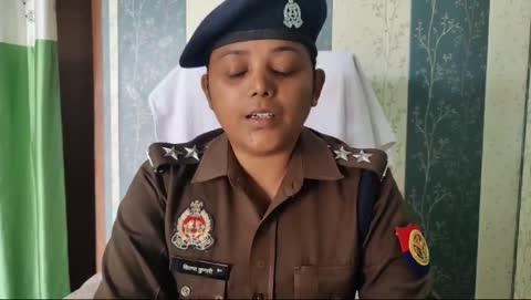 *सवायजपुर क्षेत्र में संझारा पुलिया के पास शव मिलने से क्षेत्र में मची सनसनी*
सवायजपुर 
सवायजपुर हरदोई थाना क्षेत्र में शहाबुद्दीनपुर गांव के बाहर सांझारा पुलिया के पास एक अधेड़ का शव मिलने से क्षेत्र में फैली सनसनी सूचना मिलने पर डायल 112 पीआरवी व थाना सवायजपुर पुलिस द्वारा मौके पर पहुंच कर घटना स्थल का निरीक्षण किया गया और मृतक के शव की पहचान करवाई गई मृतक की शिनाख्त बबलू पुत्र स्व0 जोगराम सिंह उम्र करीब 42 वर्ष निवासी ग्राम शाहबुद्दीनपुर के रूप में हुई पुलिस द्वारा शव का नियमानुसार पंचायतनामा भरकर पूर्ण कार्यवाही के बाद पोस्ट मार्टम हेतु मोर्चरी भेजा गया है हरपालपुर सीओ शिल्पा कुमारी द्वारा जानकारी में बताया गया कि शव की शिनाख हो चुकी है पीएम रिपोर्ट के अनुसार आवश्यक विधिक कार्यवाही की जाएगी