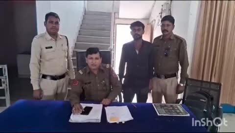 ट्रेलर से डीजल चोरी करने वाले आरोपी ड्राइवर को चकरभाठा पुलिस ने गिरफ्तार कर भेजा जेल
गिरफ्तार आरोपी इरफान अंसारी पिता निजामुद्दीन अंसारी उम्र 25 वर्ष पता ग्राम दरुआ तीसिवार थाना पांडू जिला पलामू राज्य झारखंड हाल मुकाम जी.आर. एल ट्रांसपोर्ट बिलासपुर का निवासी है 
मामले का संक्षिप्त विवरण इस प्रकार है कि प्रार्थी संदीप भोई पिता स्वर्गीय कमल भाई उम्र 47 वर्ष निवासी पटेल मोहल्ला थाना तोरवा जिला बिलासपुर दिनांक 26 12.2024 को लिखित रिपोर्ट दर्ज कराया कि इनका ट्रांसपोर्ट नगर बिलासपुर में जी आर एल ट्रांसपोर्ट ए आर एल ट्रांसपोर्ट कंपनी संचालित है दिनांक 24.12.2024 को नंदलाल फ्यूल्स बलौदा बाजार से ट्रेलर क्रमांक सीजी 10 बी एच 6100 में बिल क्रमांक 06524 दिनांक 24.12.2024 को 425 लीटर डीजल पर्ची इरफान अंसारी को ट्रेलर में भरने दिया गया था जो कि वहां से 130 किलोमीटर की दूरी तय कर बबलू पेट्रोलियम बेल्थरा में बल क्रमांक 14467 दिनांक 25 12 2024 को फिर से डीजल 125 लीटर डीजल फुल कराया गया जिस संबंध में अन्य गाड़ियों के ड्राइवर के सामने हिसाब किताब किया गया तो गाड़ी में 45 से 55 लीटर डीजलका अंतर आया है