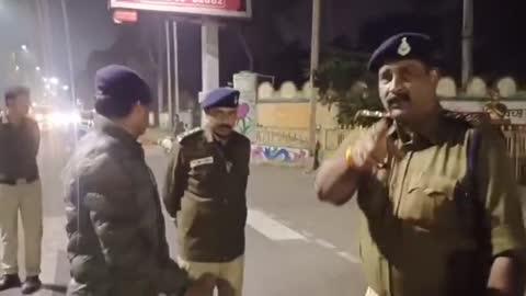 देवास की ट्रैफिक व्यवस्था को लेकर देर रात पुलिस अधीक्षक पुनीत गहलोत ने शहर की सड़कों पर निरीक्षण कर इस दौरान शहर के यातायात थाने भी पहुंचे यहां ड्यूटी कर रहे कर्मचारियों से की चर्चा 
देवास में देर रात पुलिस अधीक्षक पुनीत गहलोद ने सड़कों पर पैदल भ्रमण यातायात व्यवस्थाओं का निरीक्षण किया इस दौरान शहर के बस स्टैंड से लेकर शहर के एम जी एक चौराहे पहुंचे इस दौरान प्वाइंटों पर निरीक्षण कर रहे पुलिस जवानों से चर्चा की बता दे किस शहर में पुलिस अधीक्षक पुनीत गहलोत के निर्देश के बाद में यातायात व्यवस्था में सुधार हुआ है जहां शहर में स्टेशन रोड चौराहे पर ट्रैफिक सिग्नल लगने के बाद में जहां ट्रैफिक व्यवस्था सुधार आया है वही ट्रैफिक नियमों का उल्लंघन करने वालों पर कार्रवाई भी हो रही है पुलिस अधीक्षक पुनीत गहलोत ने बताया कि यातायात व्यवस्था को सुगम और सरल बनाने के लिए ट्रैफिक सिग्नल लगाए गए हैं आम लोगों को भी ट्रैफिक सिग्नल का पालन करना चाहिए जिससे ट्रैफिक व्यवस्था में और सुधार आएगा इन्हीं  व्यवस्थाओं को देखने के लिए शहर में आज निरीक्षण किया जा रहा है
यातायात को और सुगम बनाने के लिए  अधिकारियों  और पुलिस जवानों को निर्देश भी दिए जा रहे हैं