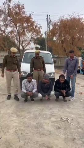 चित्तौड़गढ़ पुलिस 👉*इक्को कार चोरी की वारदात का खुलासा।*
*चोरी की गई कार बरामद कर तीन आरोपीयो को किया गिरफतार।*
चित्तौड़गढ़, 28 दिसम्बर। सदर निम्बाहेड़ा थाना क्षेत्र के लसडावन गाँव से चोरी हुइ ईक्को कार को सदर निम्बाहेड़ा थाना पुलिस ने बरामद कर तीन आरोपीयो को गिरफतार किया है। वहीं चोरी की घटना में काम मे ली गई एक अन्य कार आई 20 को जब्त किया है।
पुलिस अधीक्षक श्री सुधीर जोशी ने बताया कि 14 दिसम्बर को सदर निम्बाहेड़ा थाना क्षेत्र के लसडावन गाँव से चोरी हुई ईक्को कार को बरामद कर आरोपियों को गिरफ्तार करने के लिए एएसपी सरिता सिह एवं डी.एस.पी निम्बाहेडा बद्रीलाल राव के मार्गदर्शन में थानाधिकारी सजंय शर्मा पुनि के सुपरविजन में थाने के एएसआई शंकर लाल, कानि. दयाराम व धर्मचन्द्र द्वारा ईक्को कार को बरामद कर तीन आरोपीयो हाउसींग बोर्ड निम्बाहेडा निवासी 22 वर्षीय पवन पुत्र हिरा लाल वैष्णव, ईशाकाबाद कॉलोनी बडोली रोड छात्रावास के पास निम्बाहेडा निवासी 49 वर्षीय कासम पुत्र कमर खान व नेडिया थाना भदेसर हाल हाउसींग बोर्ड निम्बाहेडा निवासी 26 वर्षीय सोनू सिंह पुत्र अमर सिंह राजपूत को गिरफतार कर घटना में प्रयुक्त वाहन आई.20 बिना नम्बरी कार को जब्त किया गया।.