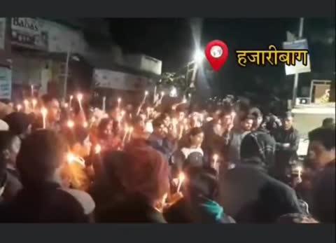 हज़ारीबाग़ सदर एसडीओ की पत्नी के मामले में लोग आये सामने, कैंडल जलाकर न्याय की माँग की !