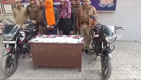 *थाना मोहम्मदी पुलिस द्वारा चोरी करने वाले 02 नफर अन्तर्जनपदीय अभियुक्तो को दो  अदद तमंचा मय कारतूस व घटना मे प्रयुक्त दो अदद मोटरसाइकिल व चोरी किये माल के साथ किया गया गिरफ्तार*
पुलिस अधीक्षक महोदय खीरी, श्री गणेश प्रसाद साहा के निर्देशन व अपर पुलिस अधीक्षक महोदय खीरी के निकट पर्यवेक्षण में सम्पूर्ण जनपद में अपराध की रोकथाम व वांछित/वारंटी अभियुक्तों की गिरफ्तारी हेतु चलाए जा रहे अभियान के अंतर्गत आज दिनांक 29.12.2024 को थाना मोहम्मदी पुलिस द्वारा ग्राम रेहरिया के सरकारी टयूबेल के पास आम की बगिया मे पडी झोपडी से दो अदद तंमचा मय कारतूस 315 बोर घटना मे प्रयुक्त दो अदद मोटरसाइकिल व चोरी किये माल के साथ अभियुक्तगण 1. संजय उर्फ संजू पुत्र हरिप्रसाद R/O अमरीशाहपुर थाना तम्बौर जनपद सीतापुर 2.अरविन्द  कुमार S/O राजकुमार नि0 बीबीपुर थाना इमलिया सुल्तानपुर जनपद सीतापुर को गिरफ्तार किया गया। अभियुक्तगण उपरोक्त के विरुद्ध  विधिक कार्यवाही हेतु माननीय न्यायालय भेजा जा रहा है  
*गिरफ्तार अभियुक्तगण का नाम पता -*
1.संजय उर्फ संजू पुत्र हरिप्रसाद R/O अमरीशाहपुर थाना तम्बौर जनपद सीतापुर 
2.अरविन्द कुमार S/O राजकुमार नि0 बीबीपुर थाना इमलिया सुल्तानपुर जनपद सीतापुर 
*बरामदगीः-*
अभियुक्तगण के कब्जे से दो अदद तंमचा मय कारतूस  315 बोर व घटना मे प्रयुक्त दो अदद मोटर साइकिल ,14000 रू0 नगद 14 अदद सिक्का सफेद धातु , एक जोडी बडी पायल सफेद धातु, 03 जोडी पायल सफेद धातु ,एक जोडी टप्स पीली धातु ,एक अदद मांग टीका पीली धातु, एक जोडी झाले पीली धातु , तीन जोडी बिछिया सफेद धातु बरामद होना। 
*पंजीकृत अभियोग*
1.मु0अ0सं0 848/2024 धारा 305( a) BNS थाना मोहम्मदी खीरी  
2.मु0अ0सं0 849/2024 धारा 305(a) BNS थाना मोहम्मदी खीरी  
3.मु0अ0सं0 850/2024 धारा 305( a) BNS थाना मोहम्मदी खीरी  
*आपराधिक इतिहास*
*संजय उर्फ संजू पुत्र हरीप्रसाद*
1.मु0अ0सं0225/19 धारा 395/412 भादवि थाना मोहम्मदपुर खाला बाराबंकी 
2.मु0अ0सं0227/2019 धारा 460 भादवि थाना मोहम्मदपुर खाला बाराबंकी 
3.मु0अ0सं055/2023 धारा 380/411 भादवि थाना कमलापुर जनपद सीतापुर 
4.मु0अ0सं0379/2019 धारा 380/411/454 भादवि थाना बिसवां जिला सीतापुर 
5.मु0अ0सं0425/2019 धारा 380/411/454 भादवि थाना बिसवां जिला सीतापुर 
6.मु0अ0सं0217/2019 धारा 380/411/457 भादवि थाना मानपुर जिला सीतापुर 
7.मु0अ0सं0299/2023 धारा 8/22 एन0डी0पी0एस0 एक्ट थाना तम्बौर जिला सीतापुर 
8.मु0अ0सं0185/2019 धारा 380/411/457 भादवि थाना बिसवां जिला सीतापुर 
9.मु0अ0सं0260/2020 धारा 2/3 गैंगस्टर एक्ट थाना बिसवां जिला सीतापुर 
10.मु0अ0सं0434/2019 धारा 380/411/457 भादवि थाना बिसवां जिला सीतापुर 
11.मु0अ0सं0435/2019 धारा 394/411 भादवि थाना बिसवां जिला सीतापुर 
12.मु0अ0सं0449/2019 धारा 394/411 थाना बिसवां जिला सीतापुर 
13.मु0अ0सं0228/2020 धारा 25(1B) आयुध अधि0 थाना रेउसा जिला सीतापुर 
14.मु0अ0सं0283/2019 धारा 380/411/457 भादवि थाना रेउसा जिला सीतापुर 
15.मु0अ0सं040/2018 धारा 380/411/413 भादवि थाना कैसरगंज जिला बहराईच 
16.मु0अ0सं020/2023 धारा 394/427 भादवि थाना सैरपुर जिला लखनऊ 
17.मु0अ0सं0117/2015 धारा 395/412 भादवि थाना गुडम्बा जिला लखनऊ 
18.मु0अ0सं0419/2015 धारा 2/3 गैंगस्टर एक्ट थाना गुडम्बा जिला लखनऊ 
*गिरफ्तार करने वाली पुलिस टीमः-* 
1.उ0नि0 संजीत तिवारी थाना मोहम्मदी जनपद खीरी  
2.उ0नि0 बाबूराम थाना मोहम्मदी जनपद खीरी  
3.उ0नि0 हिमांशु आन्नद सिहं थाना मोहम्मदी जनपद खीरी  
4.उ0नि0 विक्रान्त चौधरी थाना मोहम्मदी जनपद खीरी  
5.हे0का0 अरविन्द सिहं चन्देल थाना मोहम्मदी जनपद खीरी  
6.हे0का0 पवन रावत थाना मोहम्मदी जनपद खीरी  
7.हे0का0 नीरज सिहं थाना मोहम्मदी जनपद खीरी  
8.का0 सूर्यप्रताप राघव थाना मोहम्मदी जनपद खीरी  
9.का0 मुकेश पाण्डेय थाना मोहम्मदी जनपद खीरी  
10.का0 संदीप थाना मोहम्मदी जनपद खीरी  
11.का0 सुरेन्द्र गोस्वामी थाना मोहम्मदी जनपद खीरी