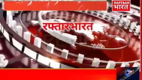 *बबेरू तहसील के दर्जनों गांव में अन्ना जानवरों का आतंक*
शैलेंद्र त्रिपाठी बांदा की रिपोर्ट 
बांदा पूरा मामला जनपद बांदा के तहसील बबेरू ब्लाक बबेरू के अंतर्गत ग्राम बड़गांव आहार मिलाथू  शिव पल्हरी जुगरहली हरदौली आलमपुर बाघेहटा देवरथा पंडरी अनुषा हरदौली सिमोनी आदि गांव में विगत वर्षों की भांति इस वर्ष भी अन्ना गोवंशों का झुंड  किसानों की फैसले बर्बाद कर रहा है जबकि फसले बचाने हेतु दर्जनों गांव के ग्रामीणों ने संबंधित ब्लॉक तहसील समाधान दिवस एवं जनपद बांदा के समस्त उच्च अधिकारियों जिला पंचायत राज अधिकारीजिला विकास अधिकारी मुख्य विकास अधिकारी अपर जिला अधिकारी मुख्य पशु चिकित्सा अधिकारी सहित जिलाधिकारी मंडल आयुक्त बांदा चित्रकूट धाम मंडल सहितसमस्त जनप्रतिनिधियों से गुहार लगा चुके हैं किंतु समस्या जस की तस बनी हुई है जिसको लेकर आज ही चंडीगढ़ पीजीआई से उपचार करा कर वापस बांदा आते ही युवा समाजसेवी पीसी पटेल जनसेवक ने जनपद के आयुक्त महोदय जिलाधिकारी महोदय बांदा अपर जिलाधिकारी मुख्य विकास अधिकारी जिला विकास अधिकारी जिला पंचायत राज्यअधिकारी मुख्य पशु चिकित्सा अधिकारी आदि सबको लिखित पत्र के माध्यम से पुनः अवगत कराया है कि किसानों की फसलों को नुकसान कर रहे अन्ना जानवरों को तत्काल संरक्षित कराया जाए समाजसेवी ने आगे बताया कि उत्तर प्रदेश की सरकार गौ संरक्षण हेतु पर्याप्त धनराशि प्रत्येक जनपद तहसील ब्लॉक  ग्रामों में पहुंचा रही है इसके बावजूद जिम्मेदार कर्मचारी अधिकारी मिलकर उस धनराशि का बंदर बांट कर रहे हैं जबकि किसान इस तरह की ठंड कोहरे और बेमौसम बरसात होने के बावजूद दिन-रात खेतों में रहने को मजबूर हैं जिससे आए दिन किसनो की जहरीले कीड़े  काटने से असमय मौतें हो रही हैं आखिर इसका जिम्मेदार कौन ??  सभी अधिकारियों के द्वारा जनसेवक को अस्वस्थ किया गया है कि एक सप्ताह के अंदर इन सभी जानवरों को संरक्षित करवाने तथा भरण पोषण की व्यवस्था की जाएगी। समाजसेवी ने अधिकारियों को चेतावनी देते हुए कहा कि यदि एक हफ्ते के अंदर समस्या का समाधान नहीं हुआ तो  किसानों की फसले या एवं उनकी असमय हो रही मौतों को बचाने हेतु अनशन आंदोलन आमरण अनशन बबेरू तहसील में किया जाएगा जिसका जिम्मेदार स्थानीय प्रशासन सहित सभी जिम्मेदार अधिकारी होंगे अब देखना यह है कि समाजसेवी के पत्र से अधिकारियों की नींद खुलती है या नहीं।