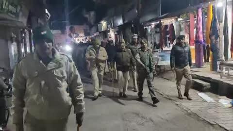 साल के अंतिम  दिन पुलिस अधीक्षक ने हाथों में डंडा थामकर  शहर में किया पैदल भ्रमण*
नव वर्ष 2025 का उत्सव सुखमय एवं शांतिपूर्वक मनाने की एस पी ने लोगों से अपील की है*
टीकमगढ़,,,नव वर्ष उत्सव की सुरक्षा व्यवस्था को दृष्टिगत रखते हुए आज दिनांक 31/12/2024 की को पुलिस अधीक्षक टीकमगढ़  मनोहर सिंह मंडलोई द्वारा मय पुलिस बल के शहर के मुख्य स्थानों का पैदल भ्रमण कर सुरक्षा व्यवस्था की तैयारियों का जायज़ा लिया एवं पुलिस अधिकारियों को निर्देशित किया कि नववर्ष 2025 की ड्यूटी में लगा समस्त पुलिस बल हेलमेट,केन,जाली,बॉडीगार्ड के साथ ड्यूटी करेगा । साथ ही पुलिस बल हुड़दंगियों,शराब पीकर वाहन चलाने बालों पर सख्ती से वैधानिक कार्यवाही करेगा ।पुलिस अधीक्षक द्वारा आमजन से अपील की है कि नव वर्ष 2025 के आगमन को सुखमय एवं शांति पूर्वक मनाएँ । आपकी अवैधानिक गतिविधियों पर पुलिस सीसीटीवी कैमरों,ड्रोन कैमरों, मोटरसाइकिल पार्टियों एवं थाना मोबाइल से निगरानी की जा रही है ।किसी भी प्रकार की अवैधानिक गतिविधियों की सूचना तत्काल नजदीकी पुलिस थाना/चौकी या पुलिस कंट्रोल रूम या डायल 100 पर दे सकते हैं ।पुलिस आपके सहयोग हेतु सदैव तत्पर है ।
🚨 *टीकमगढ़ पुलिस द्वारा आमजन से नव वर्ष 2025 का उत्सव सुखमय एवं शांतिपूर्वक मनाने की अपील की गई है*