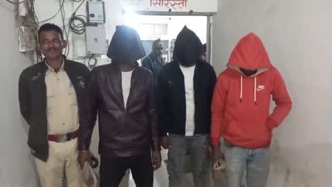 सदर थाना क्षेत्र के हकपाड़ा के समीप से सदर थाना की पुलिस ने हथियार के साथ तीन अपराधी को किया गिरफ्तार। एक अपराधी भागने में हुआ सफल।