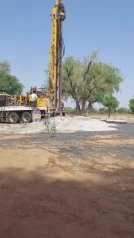 aap sabhi koi bhi dekhiae bhai yah Kisan ke khet mein Bor karte samay pani ka fuvara nikala