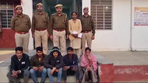 हनी ट्रैप मामले का किया खुलासा: पुलिस ने युवती सहित पांच आरोपियों को किया गिरफ्तार
धौलपुर। धौलपुर पुलिस अधीक्षक सुमित मेहरडा  आईपीएस के निर्देशन एवं  कमल‌ कुमार आरपीएस अतिरिक्त पुलिस अधीक्षक एसडीएफ बाडी, नरेंद्र कुमार आरपीएस वृत अधिकारी सरमथुरा के निकट सुपरविजन में चलाए जा रहे हैं अभियान के दौरान बसेड़ी थाना पुलिस और डीएसटी टीम ने संयुक्त कार्रवाई करते हुए हनी ट्रैप के एक मामले का खुलासा किया है। इस मामले में एक युवती सहित पांच आरोपियों को गिरफ्तार किया गया है आरोपियों ने इंस्टाग्राम के माध्यम से युवक को अपने जाल में फंसाया और ब्लैकमेल कर 2 लाख रुपये ठग लिए।बसेड़ी थाना प्रभारी बृजेश मीणा ने बताया कि 31 दिसंबर 2024 को पीड़ित युवक ने हनी ट्रैप का मामला दर्ज कराया था। रिपोर्ट के अनुसार, 21 दिसंबर को पीड़ित को इंस्टाग्राम पर एक युवती की फ्रेंड रिक्वेस्ट मिली। रिक्वेस्ट स्वीकार करने के बाद दोनों के बीच बातचीत शुरू हुई, जिसमें कई बार वीडियो कॉल के जरिए बातचीत हुई।29 दिसंबर को युवती ने युवक को धौलपुर बुलाया और एक होटल में ले गई। होटल में दोनों ने सहमति से शारीरिक संबंध बनाए।और‌ जैसे होटल से निकलने के बाद युवती ने अपने चार साथियों को बुलाया। इन आरोपियों ने युवक का अपहरण कर लिया और उसे ब्लैकमेल करना शुरू कर दिया। आरोपियों ने युवक को रेप के झूठे मामले में फंसाने की धमकी देकर 4 लाख रुपये की मांग की।
डर के कारण पीड़ित ने अपने भाई को बुलाया, जो 2 लाख रुपये लेकर मौके पर पहुंचा। आरोपियों ने पैसे लेने के बाद युवक को छोड़ दिया, लेकिन बाद में और पैसे मांगने लगे।पीड़ित ने घटना के बाद बसेड़ी पुलिस थाने में शिकायत दर्ज कराई। पुलिस ने तुरंत कार्रवाई करते हुए युवती और चार अन्य आरोपियों को गिरफ्तार कर लिया। पुलिस ने आरोपियों के कब्जे से ठगी के 2 लाख रुपये भी बरामद कर लिए हैं।