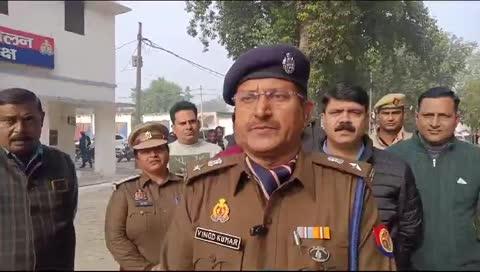 एलाऊ पुलिस और SOG टीम ने ₹20000 के इनामिया वांछित अभियुक्त को किया गिरफ्तार, एसपी ने प्रेस वार्ता कर दी जानकारी
एलाऊ पुलिस और SOG को सफलता हाथ लगी है 11 महीने से फरार चल रहे वांछित इनामी गौ तस्कर समसुद्दीन पुत्र नूर मोहम्मद निवासी वैसी थाना सदर नूह जिला नूह हरियाणा पुलिस ने गिरफ्तार कर लिया। शुक्रवार की दोपहर 2:00 बजे पुलिस लाइन में एसपी ने प्रेस वार्ता करते हुए आरोपी का चेहरा मीडिया के सामने भी बेनकाब किया है।