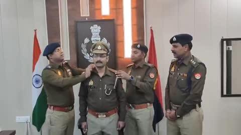 *पुलिस अधीक्षक महोदय खीरी, श्री गणेश प्रसाद साहा द्वारा पदोन्नति पाने वाले जनपद खीरी में विभिन्न थानो/शाखाओं में नियुक्त कंप्यूटर ऑपरेटरों के कंधों पर नये पद के सितारे लगाकर उनका उत्साहवर्धन किया गया*
जनपद खीरी में विभिन्न थानो/शाखाओं में नियुक्त कंप्यूटर ऑपरेटरों को ग्रेड ए से ग्रेड बी के पद पर पदोन्नति प्राप्त होने पर आज दिनांक 03.01.2025 को पुलिस अधीक्षक महोदय खीरी, श्री गणेश प्रसाद साहा, अपर पुलिस अधीक्षक पूर्वी महोदय, श्री पवन गौतम व क्षेत्राधिकारी सदर महोदय, श्री रमेश कुमार तिवारी द्वारा पुलिस ऑफिस खीरी में कंप्यूटर ऑपरेटर ग्रेड ए से ग्रेड बी के पद पर प्रमोशन पाने वाले जनपद खीरी में विभिन्न थानो/शाखाओं में नियुक्त कंप्यूटर ऑपरेटर 1.मृदुल श्रीवास्तव 2.अनुज कुमार 3.अभिषेक कुमार 4.आफताब आलम 5.शरद शुक्ला 6.विकास कुमार सिंह 7.विकास श्रीवास्तव 8.गगन प्रकाश के कंधों पर नये पद के सितारे लगाकर उत्साहवर्धन करते हुए हार्दिक शुभकामनाएं दी गई तथा उनके उज्जवल भविष्य एवं दीर्घायु की कामना की गई।