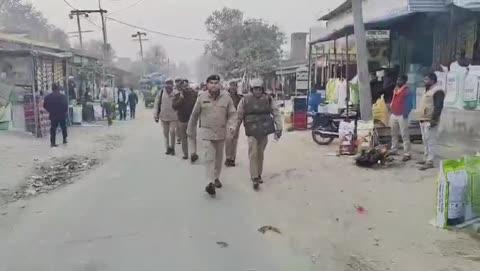 आज दिनांक 03.01.2025 को श्रीमान पुलिस अधीक्षक महोदय जनपद हरदोई द्वारा जनपद हरदोई में शांति, सुरक्षा व कानून व्यवस्था बनाए रखने के दृष्टिगत थाना सुरसा क्षेत्रांतर्गत बाजार एवं भीड़भाड़ वाले स्थानों पर पैदल गस्त/भ्रमण करते हुए वहाँ पर मौजूद स्थानीय लोगों, युवाओं, दुकानदारों से मुलाकात कर वार्ता की गयी तथा आमजनमानस से संवाद स्थापित कर आपस में प्रेम, सौह्रर्द बनाए रखने की अपील की गई एवं संदिग्ध व्यक्ति/वाहनों की चेकिंग की गई।*
जनपद में शांति ,सौहार्द एवं कानून व्यवस्था बनाए रखने कि लिए हरदोई पुलिस कटिबद्ध है।