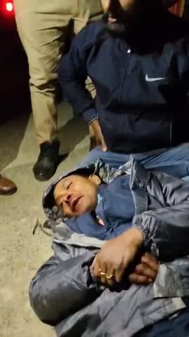 रायबरेली 24 घंटे बीत जाने के बाद भी नसीराबाद पुलिस नहीं लगा  पा रही है ग्राम सभा थोरी थाना नसीराबाद सफाई कर्मचारी जयकरन पासी  को  अगुवा कर मारने पीटने वालों का सुराग 
बहुत ही दुखद घटना है 
#UPPolice