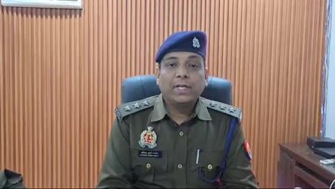 बाइट - सहायक पुलिस आयुक्त कल्यानपुर, श्री अभिषेक कुमार पाण्डेय
कानपुर नगर सोशल मीडिया पर एक मारपीट से संबंधित वीडियो वायरल हो रहा है, जो थाना रावतपुर से संबंधित है। थाना रावतपुर क्षेत्र के अंतर्गत कल शाम में एक युवक के साथ कुछ युवकों के द्वारा मारपीट की गई। इसमें युवक के परिजन के द्वारा एक तहरीर दिया गया, जिस पर थाना रावतपुर पे अभियोग पंजीकृत कर लिया गया है।साथ ही साथ टीम लगाकर उन मारपीट करने वाले युवकों की तलाश की जा रही है। इसमें जो विधि कार्रवाई है, वह पुलिस के द्वारा की जा रही है।
मीडिया रिपोर्ट - कानपुर नगर किशोर मोहन गुप्ता