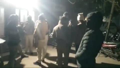 सदर कोतवाली क्षेत्र के महटोली मामा होटल के पास जूते चप्पल की दुकान बंद कर के घर जा रहे एक व्यक्ति को अज्ञात वाहन ने टक्कर मार दी जिससे उसकी मौके पर ही मौत हो गई। रोविल दुबे पुत्र बलराम दुबे निवासी भाऊपुर शुक्रवार की रात घर जाने के लिए रोड पार करते समय बाइक को तेज रफ्तार वाहन ने टक्कर मार दी।  जिससे उसकी घटनास्थल पर ही मौत हो गई। सूचना पर कोतवाली पुलिस घटनास्थल पर पहुंचकर 50 सैया अस्पताल में भर्ती कराया गया। डॉक्टर ने उसे मृतक घोषित कर दिया। वहीं पुलिस ने घटना की जानकारी मृतक के परिजनों को दी। सूचना मिलते ही परिजन अस्पताल में पहुंच गए। पुलिस ने आगे की कार्रवाई की है।