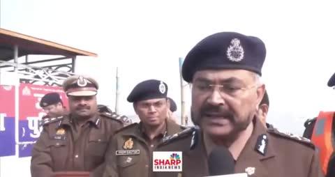 प्रयागराज पहुंचे DGP प्रशांत कुमार.
महाकुंभ 2025 की तैयारियों पर उत्तर प्रदेश के DGP प्रशांत कुमार ने कहा-
पूरी सुरक्षा व्यवस्था की गई हैं। सारे मेले क्षेत्र में निगरानी के लिए CCTV लगाए गए हैं...सभी विभागों के समन्वय से कार्य चल रहा है...यहां सभी एहतियात लिए जा रहे हैं...हमने महाकुंभ के दौरान 40 से 50 करोड़ लोगों के स्नान कराने की और उनको सकुशल गंतव्य स्थान तक पहुंचाने की जिम्मेदारी ली है...