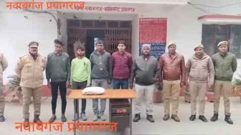 थाना नवाबगंज व एस0ओ0जी0/सर्विलांस सेल गंगानगर की संयुक्त पुलिस टीम द्वारा ऑनलाइन ठगी करने वाले 05 अभियुक्त गिरफ्तार, कब्जे से 32 नये ए0टी0एम0 कार्ड, 41 पासबुक, 23 चेकबुक, 07 पैन कार्ड, 04 कोटक महिन्द्रा बैंक का भरा हुआ फार्म व 20 कूटरचित आधार कार्ड बरामद
जनपद प्रयागराज के पुलिस आयुक्त  व अतिरिक्त पुलिस आयुक्त के निर्देशन में अपराध एवं अपराधियों के विरुद्ध चलाये जा रहे अभियान के क्रम में पुलिस उपायुक्त गंगानगर के कुशल पर्यवेक्षण में व सहायक पुलिस आयुक्त सोरांव के कुशल नेतृत्व में गंगानगर-जोन के थाना नवाबगंज व एस0ओ0जी0/सर्विलांस सेल गंगानगर की संयुक्त पुलिस टीम द्वारा ऑनलाइन ठगी करने वाले 05 अभियुक्त 1. आलोक राज कुर्मी पुत्र महेन्द्र प्रसाद निवासी राजा विगहा थाना अस्थामा जनपद नालन्दा बिहार 2. सुखवेन्द्र कुमार पुत्र बनारस प्रसाद कुर्मी निवासी ग्राम विलासपुर थाना मानपुर जनपद नालन्दा बिहार 3. निखिल शुक्ला पुत्र दुर्गा प्रसाद निवासी ग्राम इस्माइलपुर थाना सोरांव कमिश्नरेट प्रयागराज 4. संदीप कुमार सरोज पुत्र लाल बहादुर सरोज निवासी ग्राम बीरनपुर थाना मान्धाता जनपद प्रतापगढ़ 5. मो0 मुकीम सलमान पुत्र मो0 मोईन निवासी ग्राम कुल्हीपुर थाना मान्धाता जनपद प्रतापगढ़ को दिनांक-03.01.2025 को थाना नवाबगंज क्षेत्रान्तर्गत अटरामपुर रेलवे स्टेशन के पास से गिरफ्तार किया गया । उपरोक्त अभियुक्तों के कब्जे से 32 नये ए0टी0एम0 कार्ड, 41 पासबुक, 23 चेकबुक, 07 पैन कार्ड, 04 कोटक महिन्द्रा बैंक का भरा हुआ फार्म व 20 कूटरचित आधार कार्ड बरामद किया गया । उक्त गिरफ्तारी/बरामदगी के आधार पर थाना नवाबगंज पर मु0अ0सं0-06/24 धारा-319(2)/318(4)/338/336(3)/340(2)/61(2)(क) भा0न्या0सं0 पंजीकृत कर नियमानुसार अग्रिम विधिक कार्यवाही की गयी ।
*अपराध करने का तरीका-* 
गिरफ्तार अभियुक्तों ने पूछताछ करने पर बताया गया कि हम लोग गांव के भोले भाले लोगों को बैंक खता खुलवाने के बदले पैसे देने का लालच में लेकर उनसे आधार कार्ड ले लिया करते थे और उनमें कूटरचना कर फर्जी आधार कार्ड बनाकर विभिन्न बैंक में खाता खुलवाते थे और उन खातों को बिहार में साइबर ठगी करने वाले गिरोह को महंगे दाम में बेचा करते थे । इनके पास से 32 नए ए0टी0एम0 कार्ड, 41 नई पासबुक, 23 नई चेकबुक, 07 फर्जी पैन कार्ड, 04 कोटक महिन्द्रा बैंक का भरा हुआ फार्म व 20 कूटरचित आधार कार्ड बरामद हुए है । गिरफ्तार अभियुक्तों का एक गैंग है जिसका सरगना गौतम कुर्मी पुत्र धनन्जय प्रसाद ग्राम राजा बिगहा थाना अस्थामा जनपद नालंदा बिहार है, जिसकी गिरफ्तारी अभी शेष है । 
*गिरफ्तार अभियुक्तों का विवरण-*
1. आलोक राज कुर्मी पुत्र महेन्द्र प्रसाद निवासी राजा विगहा थाना अस्थामा जनपद नालन्दा बिहार, उम्र करीब 28 वर्ष ।
2. सुखवेन्द्र कुमार पुत्र बनारस प्रसाद कुर्मी निवासी ग्राम विलासपुर थाना मानपुर जनपद नालन्दा बिहार, उम्र करीब 31 वर्ष  ।
3. निखिल शुक्ला पुत्र दुर्गा प्रसाद निवासी ग्राम इस्माइलपुर थाना सोरांव कमिश्नरेट प्रयागराज, उम्र करीब 20 वर्ष ।
4. संदीप कुमार सरोज पुत्र लाल बहादुर सरोज निवासी ग्राम बीरनपुर थाना मान्धाता जनपद प्रतापगढ़, उम्र करीब 22 वर्ष ।  
5. मो0 मुकीम सलमान पुत्र मो0 मोईन निवासी ग्राम कुल्हीपुर थाना मान्धाता जनपद प्रतापगढ़, उम्र करीब 20 वर्ष ।
*पंजीकृत अभियोग का विवरण-* 
मु0अ0सं0-06/24 धारा-319(2)/318(4)/338/336(3)/340(2)/61(2)(क) भा0न्या0सं0 थाना नवाबगंज कमिश्नरेट प्रयागराज ।
*बरामदगी का विवरण-*
32 नये ए0टी0एम0 कार्ड, 41 पासबुक, 23 चेकबुक, 07 पैन कार्ड, 04 कोटक महिन्द्रा बैंक का भरा हुआ फार्म व 20 कूटरचित आधार कार्ड ।
*गिरफ्तारी/बरामदगी करने वाली पुलिस टीम-*
1. प्र0नि0 अनिल कुमार मिश्र, थाना नवाबगंज कमिश्नरेट प्रयागराज ।  
2. उ0नि0 सुखचैन तिवारी, प्रभारी एस0ओ0जी0/सर्विलांस सेल गंगानगर कमिश्नरेट प्रयागराज ।
3. उ0नि0 सर्वेश कुमार, थाना नवाबगंज कमिश्नरेट प्रयागराज । 
4. उ0नि0 अतुल वर्मा, थाना नवाबगंज कमिश्नरेट प्रयागराज । 
5. उ0नि0 मनीष पाण्डेय, थाना नवाबगंज कमिश्नरेट प्रयागराज । 
6. उ0नि0 वीरेन्द्र तिवारी, थाना नवाबगंज कमिश्नरे प्रयागराज । 
7. हे0का0 अगंद गिरी, सर्विलांस सेल गंगानगर कमिश्नरेट प्रयागराज ।
8. हे0का0 राजेश यादव, सर्विलांस सेल गंगानगर जोन कमिश्नरेट प्रयागराज ।
9. हे0का0 रबीश चन्द्र यादव, सर्विलांस सेल गंगानगर कमिश्नरेट प्रयागराज ।
10. हे0का0 देवेन्द्र प्रताप सिंह, एस0ओ0जी0 गंगानगर कमिश्नरेट प्रयागराज ।
11. हे0का0 रविन्द्र यादव, एस0ओ0जी0 गंगानगर कमिश्नरेट प्रयागराज । 
12. हे0का0 अनुग्रह वर्मा, एस0ओ0जी0 गंगानगर कमिश्नरेट प्रयागराज । 
13. का0 समीर प्रताप सिंह, एस0ओ0जी0 गंगानगर कमिश्नरेट प्रयागराज । 
14. का0 पियूष पंकज चौहान, एस0ओ0जी0 गंगानगर कमिश्नरेट प्रयागराज ।
15. का0 विशाल कुमार, एस0ओ0जी0 गंगानगर कमिश्नरेट प्रयागराज । 
16. का0 संदीप कुमार, थाना नवाबगंज कमिश्नरेट प्रयागराज । 
17. का0 वीरेन्द्र कुमार, थाना नवाबगंज कमिश्नरेट प्रयागराज । 
18. का0 मंजीत कुमार, थाना नवाबगंज कमिश्नरेट प्रयागराज । 
19. म0का0 प्रियंका पाल, सर्विलांस सेल गंगानगर कमिश्नरेट प्रयागराज ।