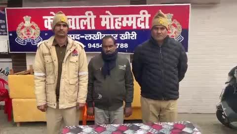 *थाना मोहम्मदी पुलिस द्वारा, अवैध तमंचा-कारतूस बरामद कर अभियुक्त ऋषि कुमार पुत्र जोधालाल को गिरफ्तार किया गया*
पुलिस अधीक्षक महोदय खीरी, श्री गणेश प्रसाद साहा के निर्देशन व अपर पुलिस अधीक्षक महोदय खीरी के निकट पर्यवेक्षण में सम्पूर्ण जनपद में अपराध की रोकथाम व अवैध शस्त्रों के निर्माण, बिक्री व परिवहन के विरुद्ध चलाए जा रहे अभियान के अंतर्गत आज दिनांक 05.01.2025 को थाना मोहम्मदी पुलिस द्वारा अभियुक्त ऋषि कुमार पुत्र जोधालाल निवासी मो0 पूर्वी लखपेड़ा कस्बा व थाना मोहम्मदी जनपद खीरी को अवैध तमंचा-कारतूस बरामद कर गिरफ्तार किया गया। जिसके सम्बन्ध में थाना मोहम्मदी पर मु0अ0सं0 11/2025 धारा 3/25 आर्म्स एक्ट पंजीकृत कर विधिक कार्यवाही की जा रही है।
*नाम पता गिरफ्तार अभियुक्त-*
1.	ऋषि कुमार पुत्र जोधालाल निवासी मो0 पूर्वी लखपेड़ा कस्बा व थाना मोहम्मदी जनपद खीरी
*पंजीकृत अभियोग का विवरण-*
1.मु0अ0सं0 11/2025 धारा 3/25 आर्म्स एक्ट
*बरामदगी-*
1.एक अदद देशी तमंचा 315 बोर मय 01 अदद जिन्दा कारतूस 315 बोर
*गिरफ्तारी करने वाली पुलिस टीमः-*
1.उ0नि0 श्री बाबूराम प्रभारी कस्बा चौकी थाना मोहम्मदी खीरी
2.का0 पुनीत राणा थाना मोहम्मदी जनपद खीरी
3.का0 सुधीर कुमार थाना मोहम्मदी जनपद खीरी
4.का0 अवधेश कुमार थाना मोहम्मदी जनपद खीरी
5.का0 नितिन कुमार थाना मोहम्मदी जनपद खीरी