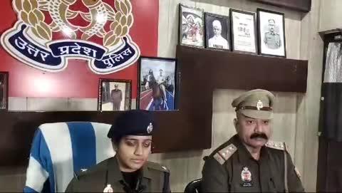 *अवैध अंग्रेजी व देशी शराब की खेप (कुल 275 लीटर) के साथ तीन महिला शराब तस्कर थाना लंका पुलिस द्वारा गिरफ्तार*
श्रीमान् पुलिस आयुक्त महोदय कमिश्नेरट वाराणसी द्वारा  अवैध मादक पदार्थों की तस्करी रोकने एवं अपराधों की रोकथाम तथा अपराधियों की गिरफ्तारी हेतु दिए गए निर्देशों के अनुपालन में पुलिस उपायुक्त, काशी जोन, कमिश्नरेट वाराणसी के निर्देशन में व अपर पुलिस उपायुक्त, काशी जोन, कमिश्नरेट वाराणसी व सहायक पुलिस आयुक्त भेलूपुर के मार्गदर्शन एवं थाना प्रभारी लंका के कुशल नेतृत्व में दिनांक 04.01.2025 को लंका पुलिस द्वारा अशोकपुरम कालोनी के पास ओवर ब्रिज से अभियुक्तागण 1. रिंकू कुवर पत्नी स्व0 भिखारी राम निवासी डेहरी डालमिया नगर थाना डालमिया नगर जिला रोहतास बिहार उम्र 24 वर्ष, 2.निर्मला कुमारी पत्नी अनूप कुमार निवासी बारा पत्थर थाना डेहरी जिला रोहतास बिहार उम्र 27 वर्ष, 3. पवित्तर उर्फ बबीत्तर देवी पत्नी विरेन्द्र चौधरी निवासी डेहरी डालमिया नगर थाना डालमिया नगर जिला रोहतास बिहार उम्र 40 वर्ष को गिरफ्तार किया गया। अभियुक्तागण उपरोक्त के कब्जे से भिन्न-भिन्न ब्राण्ड की अवैध अंग्रेजी व देशी शराब कुल 275 लीटर बरामद हुई।जिसके सम्बन्ध में आवश्यक विधिक कार्यवाही की जा रही है। पुलिस के अनुसार 	दिनांक 04.01.2025 को दौराने गस्त एवं चेकिंग जरिए मुखबिर सूचना मिली कि तीन महिलाएं अशोक पुरम कालोनी के पास ओवर ब्रिज पर आने जाने वाले राहगीरों को शराब बेंच रही हैं। सूचना के आधार पर थाना स्थानीय से महिला पुलिसकर्मियों को तलब करते हुए चेकिंग के दौरान विभिन्न ब्राण्ड की अंग्रेजी व देशी शराब की खेप बरामद हुयी जिसके आधार पर उपरोक्त महिलाओं को महिला पुलिस की सहायता से गिरफ्तार किया गया। 
*पूछताछ विवरण-*
अभियुक्तागण द्वारा पूछताछ में बता रही हैं कि साहब हमारे पास से बरामद पेटियों में विभिन्न ब्राण्ड्स की देशी व अंग्रेजी शराब है जिन्हे हमलोग ग्राहको की मांग के हिसाब से ऊंचे दामों पर बेचते हैं। चूंकि इस रास्ते से बिहार जाने वाले यात्री अधिक संख्या में गुजरते हैं जहाँ शराब बन्दी है। अतः शराब का मन मुताबिक दाम मिल जाता है और मिलने वाले मुनाफे से अपने परिवार का भरण पोषण करती हैं। साहब हमें माफ कर दीजिए। 
*गिरफ्तार अभियुक्तागण का नाम-पता-*
1. रिंकू कुवर पत्नी स्व0 भिखारी राम निवासी डेहरी डालमिया नगर थाना डालमिया नगर जिला रोहतास बिहार उम्र लगभग 24 वर्ष ।
2.निर्मला कुमारी पत्नी अनूप कुमार निवासी बारा पत्थर थाना डेहरी जिला रोहतास बिहार उम्र 27 वर्ष ।
3. बबीत्तर देवी पत्नी विरेन्द्र चौधरी निवासी डेहरी डालमिया नगर थाना डालमिया नगर जिला रोहतास बिहार उम्र 40 वर्ष ।
*विवरण बरामदगी-*
कुल 20 पेटी देशी शराब(200 ML), 275 पाउँच 8PMअग्रेजी शराब (180 ML), 24 पाउँच B7 अंग्रेजी शराब(375 ML), 50 शीशी ब्लैक बाई बकार्डी (375ML)व 48 शीशी रायल स्टेग अंग्रेजी शराब (375 ML) (कुल देशी एवं अंग्रेजी शराब की मात्रा 275 लीटर 
जामा तलाशी से अभियुक्ता रिंकू कुँवर के पास से 3800 रूपये व अभियुक्ता निर्मला कुमारी के पास से 3900 रूपये व बबीत्तरी देवी के पास से 1100 रूपये बरामद ।
*गिरफ्तारी का दिनांक व स्थान-*  दिनांक गिरफ्तारी 04.01.2025 अशोकपुरम कालोनी के पास ओवर ब्रिज, थाना क्षेत्र लंका, कमि0 वाराणसी ।
*पंजीकृत अभियोग का विवरण –* 
1. मु0अ0सं0 0007/2025 धारा 60 आबकारी अधिनियम थाना लंका, कमि0 वाराणसी। 
*गिरफ्तारी/बरामदगी करने वाली पुलिस टीम*
1.	शिवाकान्त मिश्र, प्रभारी निरीक्षक, थाना लंका, कमिश्नरेट वाराणसी।
2.	उ0नि0 धर्मेन्द्र कुमार, चौकी प्रभारी रमना, थाना लंका, कमि0 वाराणसी। 
3.	हे0का0 आशीष चौबे , थाना लंका, कमि0 वाराणसी। 
4.	हे0का0 नीरज राय, थाना लंका, कमि0 वाराणसी। 
5.	म0का0 रूपम पाण्डेय, थाना लंका, कमि0 वाराणसी। 
6.	म0का0 दीपिका, थाना लंका, कमि0 वाराणसी।