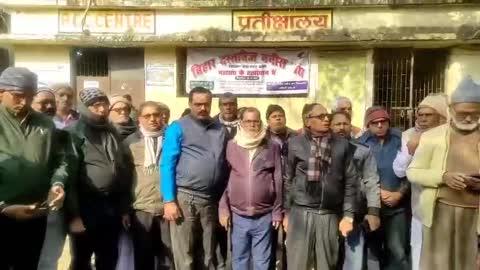 सदर थाना क्षेत्र के रजिस्ट्री कार्यालय के कर्मियों ने पेपर लेस नीति के खिलाफ काला बिल्ला लगाकर जताया विरोध।