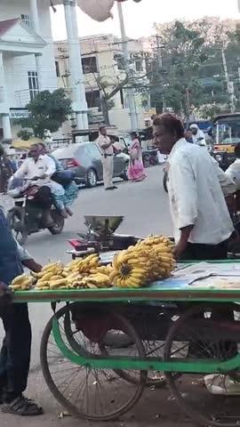 ಎಸ್ ಆರ್ ಟಿ ಸಿ.ಬಸ್ ಸ್ಟ್ಯಾಂಡ್ ಮುಂಭಾಗದಲ್ಲಿ ಕರ್ತವ್ಯದ ಮೇಲೆ ಗೌರವವನ್ನು ಇಟ್ಟು ಸೂಮರು ಮೂರು ಗಂಟೆಗಳ ಕಾಲ ನಡು ರಸ್ತೆಯಲ್ಲಿ ನಿಂತ 
ನಗರ ಪೊಲೀಸ್ ಜಾಫರ್ ಅವರಿಗೆ ಅಭಿನಂದನೆಗಳು