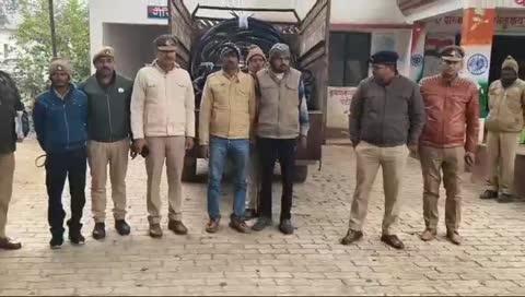 ★ 05 बण्डल बिजली के तारो के साथ 03 चोरो को रामपुरा पुलिस ने किया गिरफ्तार 
★ उरई जालौन पुलिस अधीक्षक डा दुर्गेश कुमार के निर्देश पर अपर पुलिस अधीक्षक प्रदीप कुमार के पर्यवेक्षण मे पुलिस उपाधीक्षक माधौगढ रामसिंह के कुशल नेतृत्व मे थानाध्यक्ष रामपुरा संजीव कटियार ने अपनी सहयोगी टीम सब इंस्पेक्टर द्वय भरत सिंह, दिनेश यादव, आरक्षी शिवपाल, गीतम, कुलदीप, मोहित, चालक अख्तर के सहयोग से मुकद्दमा अपराध संख्या 01 /2025 धारा 303 (2),317(2) के तहत 05 बण्डल बिजली के तार व एक बुलेरो के साथ तीन बिजली चोरो को छौना मानपुरा की पुलिया से गिरफ्तार किया! बिजली चोरो के नाम बृजेश कुशवाहा, छोटे बाबू निवासी एट, बंटी बघेल थाना गोहद जिला भिण्ड बताये जा रहे है! उक्त सम्बन्ध मे पुलिस उपाधीक्षक माधौगढ रामसिंह ने पत्रकारो को इस प्रकार बताया