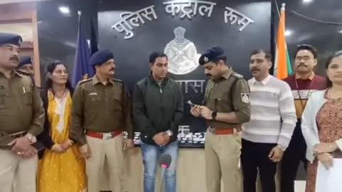 गुम व चोरी हुवे करीब करीब 25 लाख के 150 मोबाईल पुलिस ने लोटाये 
देवास पुलिस की साइबर सेल ने पिछले कुछ महीनो के अंदर चोरी या गुम हुए 150 स्मार्ट फोन उनके मालिकों तक लौटाए। ये वो मोबाइल है जिनके चोरी होने व गुम होने की शिकायत पुलिस से की गयी थी। इन मोबाइल की कीमत करीब 20 से 25  लाख़ रुपये है, जिनमें वन प्लस, रियलमी , ओप्पो, वीवो, सेमसन्ग जैसी कंपनियों के स्मार्ट फोन शामिल है।  मोबाइल मिलने की आस छोड़ चुके लोगों के चहरे खुशी से खिल उठे औऱ उन्हें ये नये साल के तोहफे जैसा लगा। पुलिस ने लोगों से नये साल में सावधानी बरतने की अपील भी की। पुलिस अधीक्षक पुनीत गहलोत ने बताया की सायबर सेल औऱ अन्य तकनीक के माध्यम से मोबाइल ढूंढ़ कर लोगों तक पहुंचाए गये।  मोबाइल ढूंढ़ने का अभियान आगे भी जारी रहेगा। वहीं लोगों ने पुलिस का धन्यवाद किया।