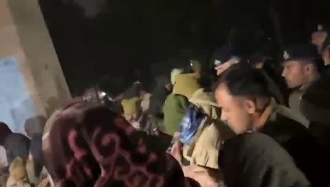 ब्रेकिंग  पटना: पुलिस ने पीके यानि प्रशांत किशोर को जबरन गांधी मैदान से हटाया इस दौरान उन्हें एक पुलिस ने थप्पड़ भी मारा फिर दोनों पक्ष में नोंकझोंक शुरू हुई पटना से बड़ी खबर....
बड़ी खबर बिहार की राजधानी पटना से आ रही है  
बिहार लोक सेवा आयोग  की 70वीं पीटी परीक्षा को रद्द करने की मांग पर अनशन कर रहे जन सुराज के सूत्रधार प्रशांत किशोर को पटना पुलिस ने गिरफ्तार कर लिया है। सोमवार आधी रात के बाद गांधी मैदान से उन्हें हिरासत में लिया गया और एक सुरक्षित स्थान पर ले जाया गया। हिरासत के बाद उन्हें पटना एम्स ले जाया गया है।