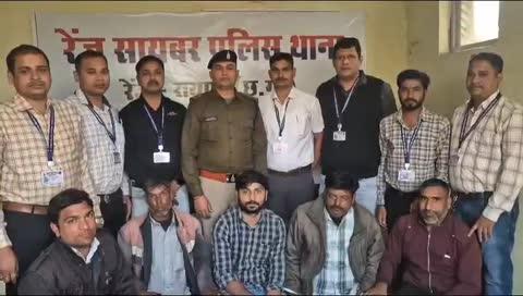 *शेयर ट्रेडिंग के नाम पर 77 लाख की ठगी: राजस्थान के 5 आरोपी गिरफ्तार* 
https://crimechhattisgarh.com/crime/76819/