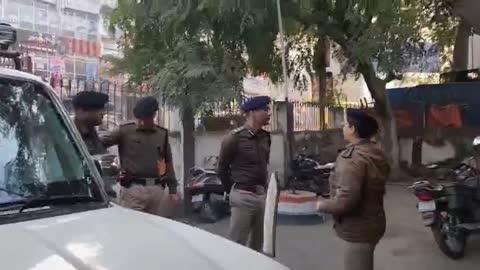 आज दिनांक 06.01.2025 को वरीय पुलिस अधीक्षक महोदय, गया के द्वारा साइबर थाना का औचक निरीक्षण किया गया। इस दौरान, उन्होंने साइबर थाना में पदस्थापित सभी पदाधिकारियों को कई महत्वपूर्ण निर्देश दिए। उन्होंने लंबित कांडों का त्वरित निष्पादन करने, NCRB पोर्टल पर होल्ड की गई राशि का सत्यापन करवाकर पीड़ित/वादी को वापस कराने, और साइबर अपराधियों की संदिग्ध गतिविधियों पर कड़ी नजर रखने हेतु आसूचना संकलन एवं साइबर पेट्रोलिंग करने के निर्देश दिए। वरीय पुलिस अधीक्षक महोदय ने साइबर थाना के बेहतर रखरखाव एवं आवश्यक संसाधनों की पूर्ति के लिए संबंधित पदाधिकारियों को भी निर्देशित किया। इन निर्देशों से पुलिस की कार्यक्षमता में वृद्धि होगी तथा आम जनता को बेहतर सेवा मिल सकेगी।