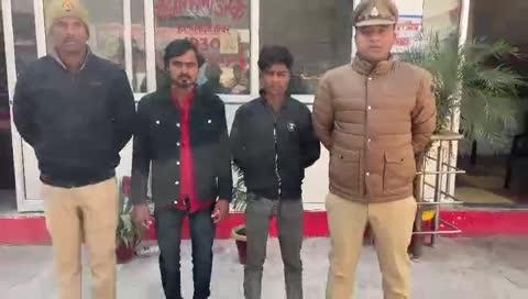 *थाना धौरहरा पुलिस द्वारा, गैंगेस्टर एक्ट में वांछित 02 नफर अभियुक्तों को गिरफ्तार किया गया।*
पुलिस अधीक्षक महोदय खीरी, श्री गणेश प्रसाद साहा के निर्देशन व अपर पुलिस अधीक्षक महोदय खीरी के निकट पर्यवेक्षण में सम्पूर्ण जनपद में अपराध की रोकथाम व वांछित/वारंटी अभियुक्तों की गिरफ्तारी हेतु चलाए जा रहे अभियान के अंतर्गत आज दिनांक 06.01.2025 को थाना धौरहरा पुलिस द्वारा मु0अ0सं0 05/2025 धारा 2(ख)(1)/3 यू0पी0 गैंगेस्टर एक्ट में वांछित 02 नफर अभियुक्तों 1. निशेष उर्फ छोटू पुत्र सुरेश बारी निवासी मो0 कौरियाना अम्बेडकर नगर कस्बा व थाना धौरहरा जनपद खीरी 2.रोहित नाग पुत्र रामऔतार निवासी आचार्यटोला मनिहार वार्ड, अमृतपुरम कस्बा व थाना धौरहरा जनपद खीरी को गिरफ्तार किया गया । गिरफ्तार अभियुक्तगण उपरोक्त के विरूद्ध नियमानुसार आवश्यक विधिक कार्यवाही कर न्यायिक अभिरक्षा में भेजा जा रहा है ।
*गिरफ्तार अभियुक्तों का नाम पता-*
1. निशेष उर्फ छोटू पुत्र सुरेश बारी निवासी मो0 कौरियाना अम्बेडकर नगर कस्बा व थाना धौरहरा जनपद खीरी 
2. रोहित नाग पुत्र रामऔतार निवासी आचार्यटोला मनिहार वार्ड, अमृतपुरम कस्बा व थाना धौरहरा जनपद खीरी
*आपराधिक इतिहास-*
1.मु0अ0सं0 05/2025 धारा 2(ख)(1)/3 यू0पी0 गैंगेस्टर एक्ट
2.मु0अ0सं0 264/2024 धारा 392/506/411 भादवि
*गिरफ्तार करने वाली पुलिस टीम का विवरण-*
1.उ0नि0 वीरेन्द्र सिंह थाना धौरहरा जनपद खीरी
2.उ0नि0 मोहन सिंह थाना धौरहरा जनपद खीरी
3.हे0का0 मनोज सिंह थाना धौरहरा जनपद खीरी